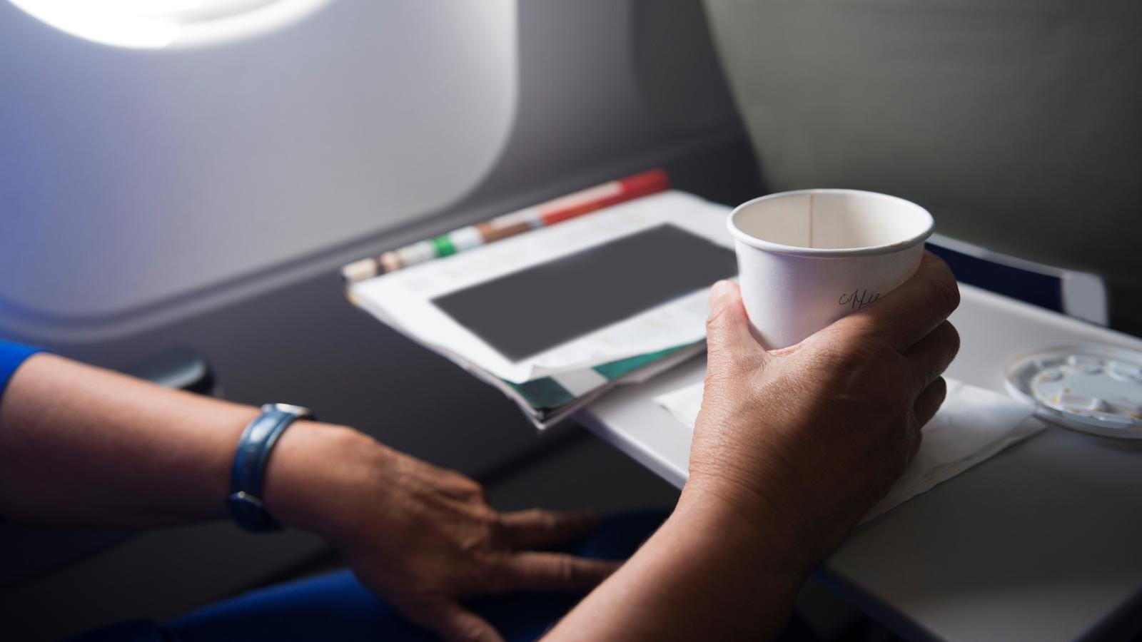 Warum Sie niemals Kaffee im Flugzeug trinken sollten Kaffee im Flugzeug