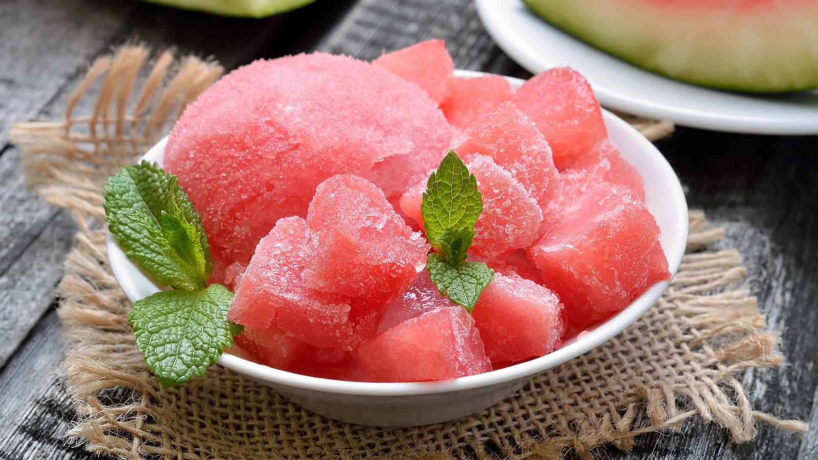 Wassermelone einfrieren: Das wohl schnellste und gesündeste Eis der ...
