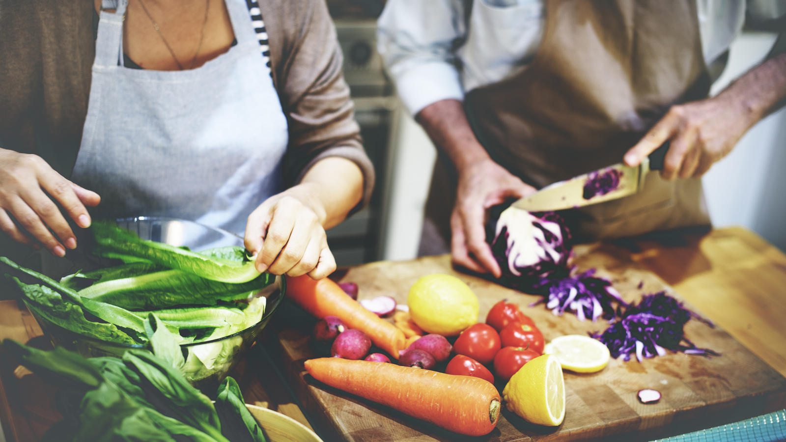 So kann man durch Vorkochen bis zu 2.800 Euro im Jahr sparen Cooking Preparing Food Ingredient Vegetarian Concept