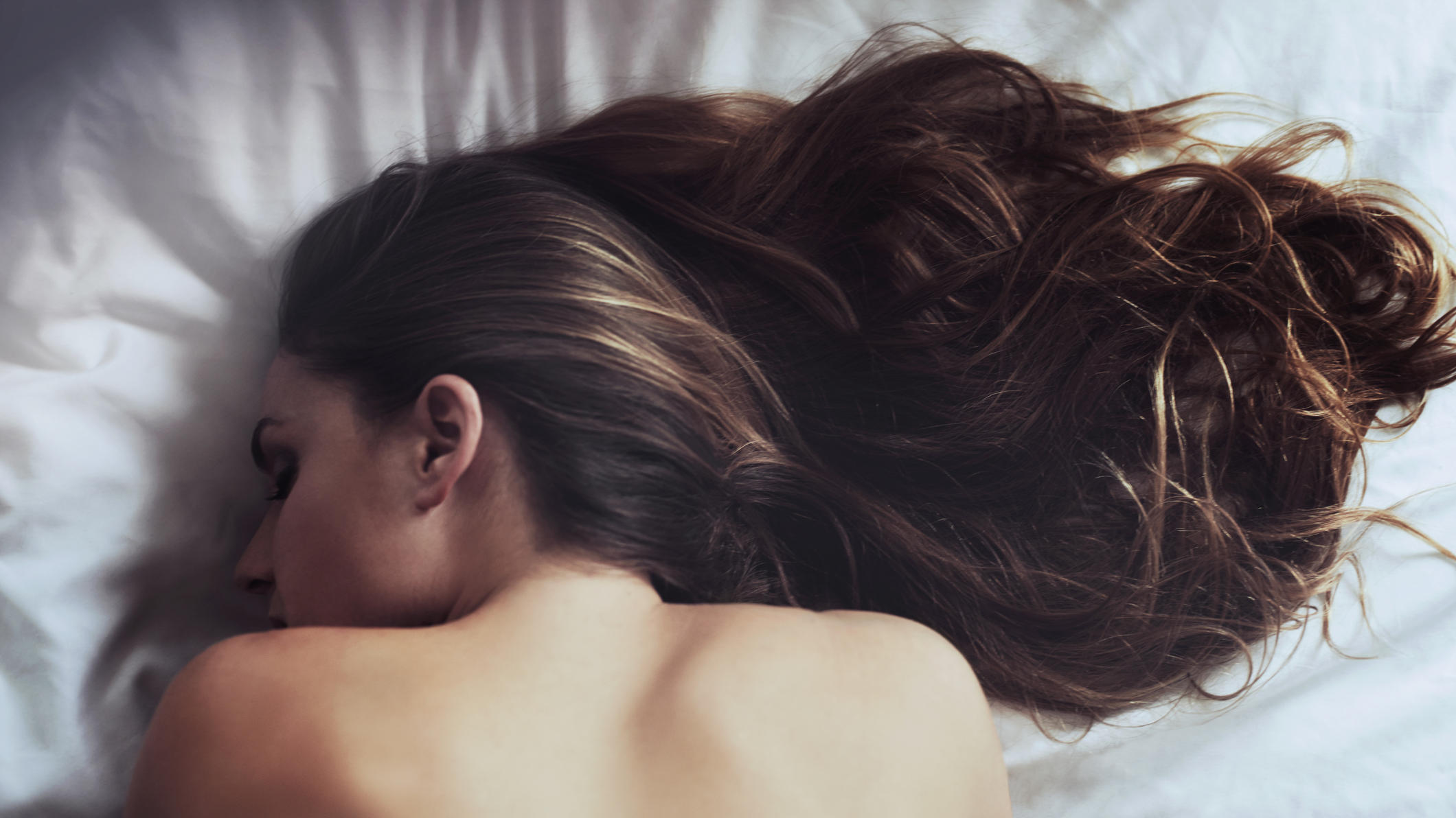 Diese Lebensmittel beeinflussen unseren Schlaf Cropped shot of a beautiful young woman sleeping on her bed