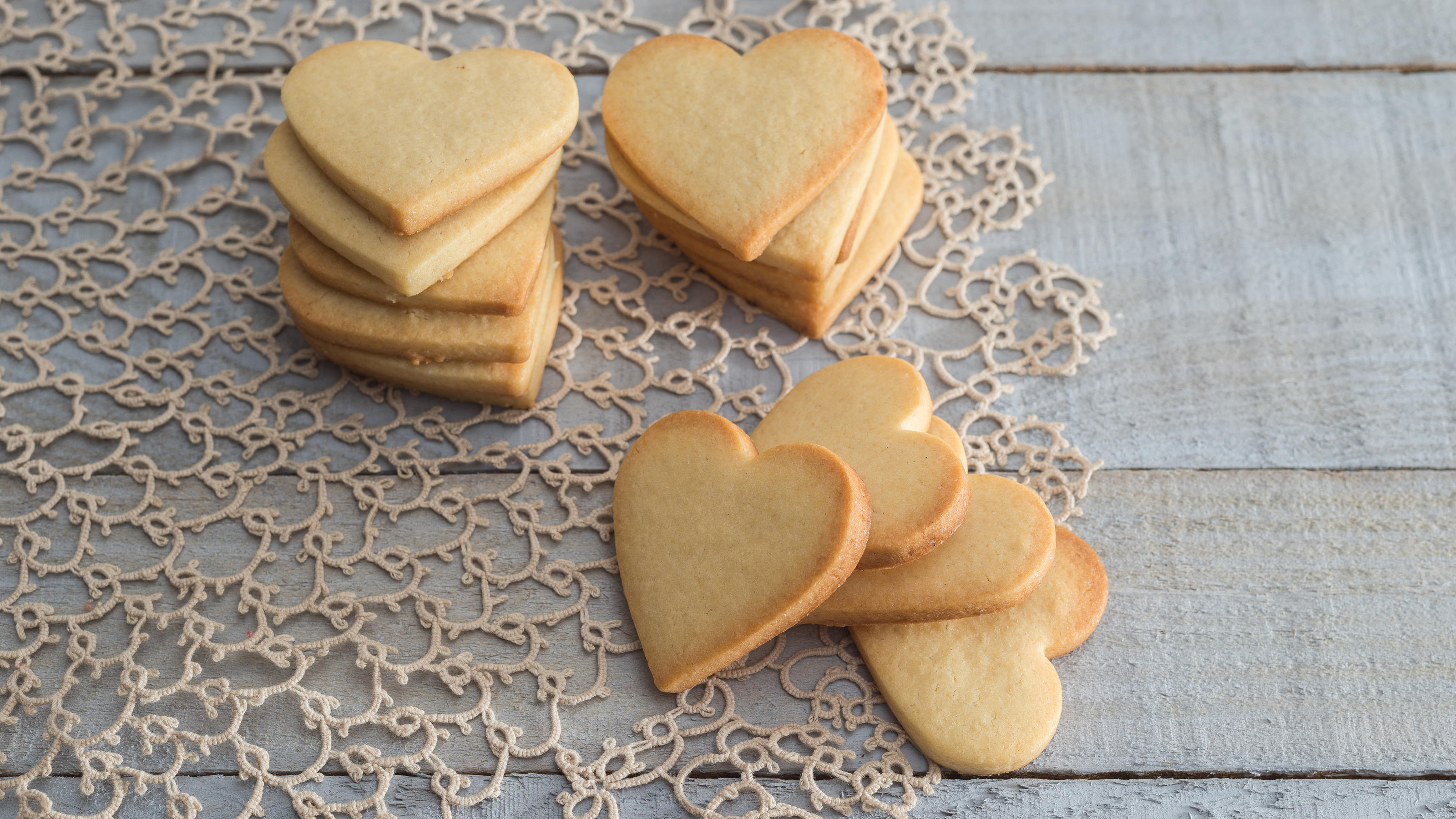 Babykekse ohne Zucker ganz leicht zu Hause backen Frisch gebackene, herzförmige Kekse liegen auf einem Tisch