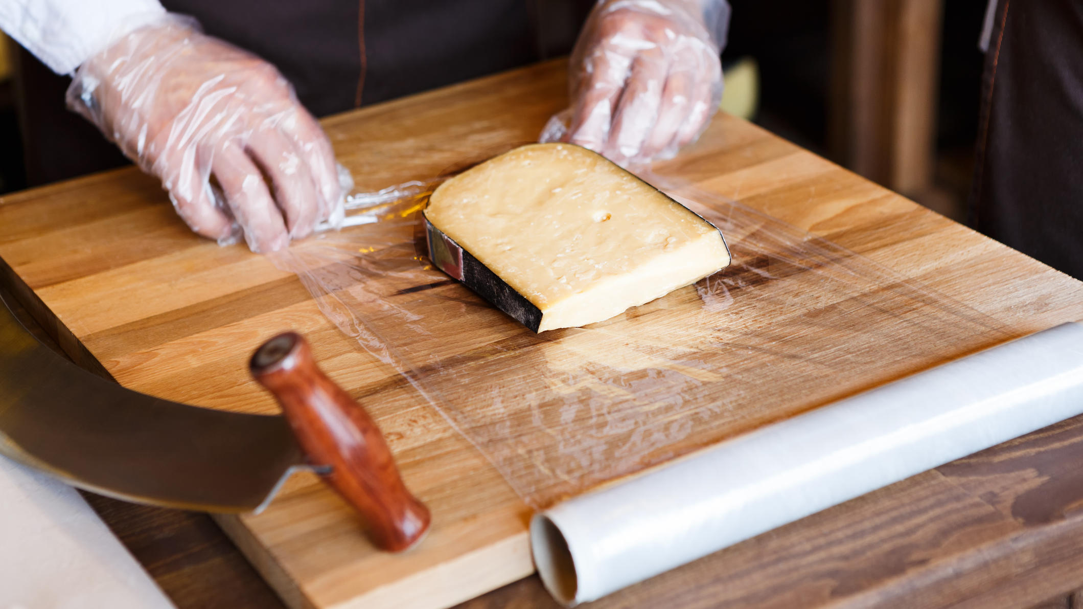 Käse richtig lagern: Bloß nicht in Frischhaltefolie wickeln! Käse richtig lagern: Bloß nicht in Frischhaltefolie wickeln!