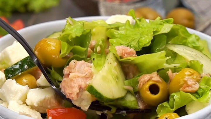 Salat für den Brunch in zwei Varianten