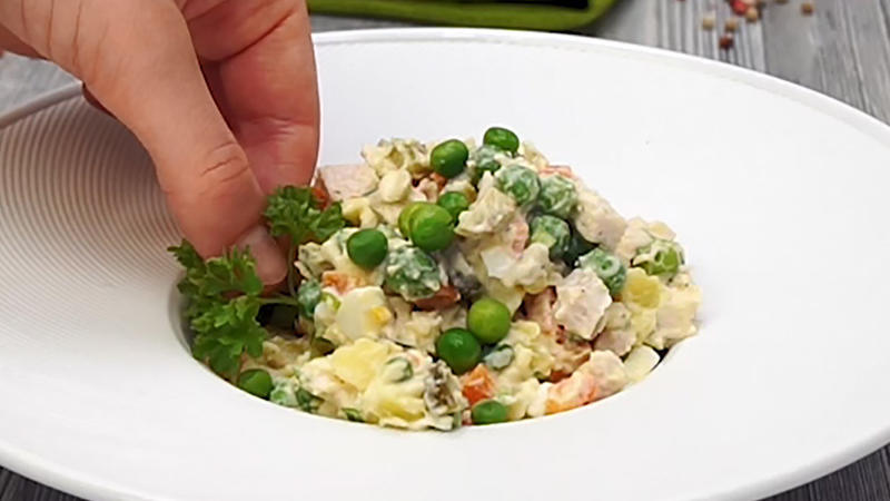 Salat Olivier - russischer Kartoffelsalat - Rezept mit Video - kochbar.de