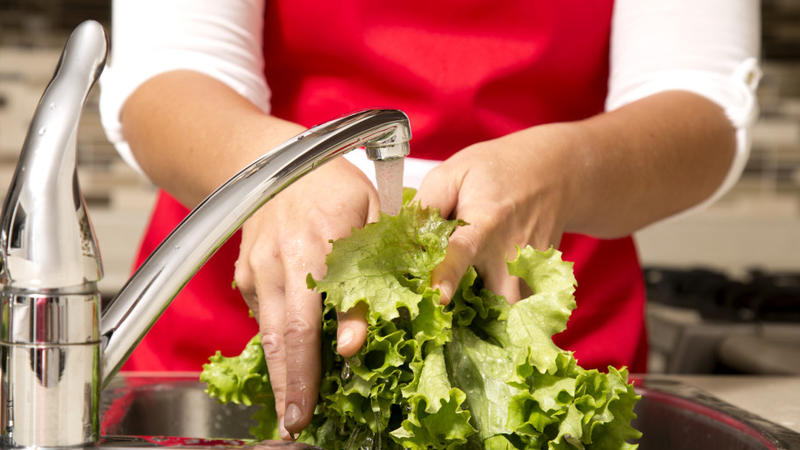 Salat länger frisch halten: Das müssen Sie beim Waschen und Zubereiten ...