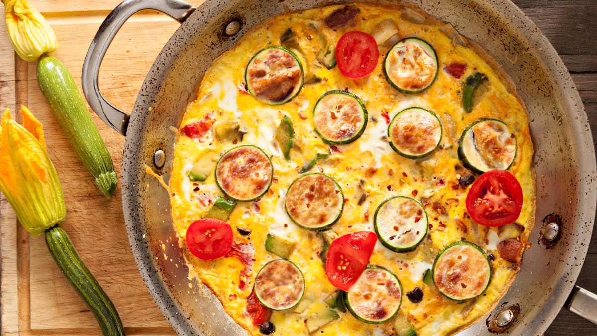 Herzhafter Gemüsepfannkuchen mit Parmesan