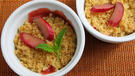 Rhabarber-Crumble und Rhabarber-Sirup Rhabarber-Crumble und Rhabarber-Sirup