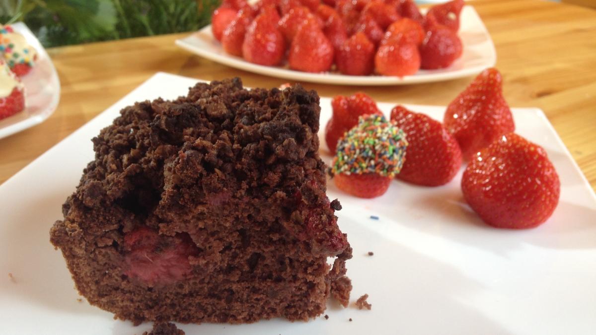 Brownie-Erdbeer-Kuchen mit dekorierten Erdbeeren