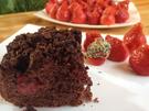 Brownie-Erdbeer-Kuchen mit dekorierten Erdbeeren