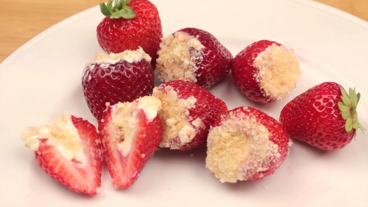 Erdbeeren-Frischkäse-Pralinen: So geht's!
