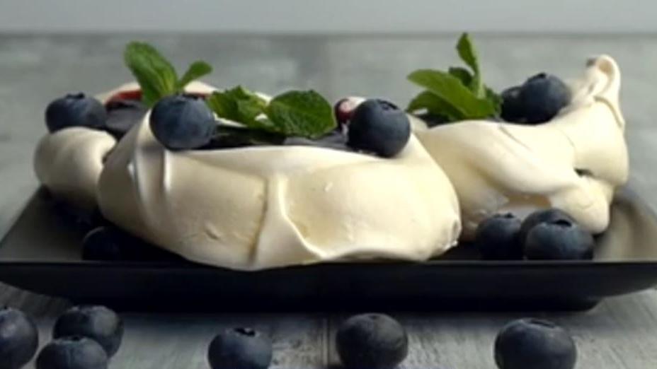 Baiser Törtchen mit Heidelbeeren