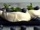 Baiser Törtchen mit Heidelbeeren