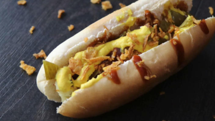 Speck und Halloumi Hotdog-Spieße 