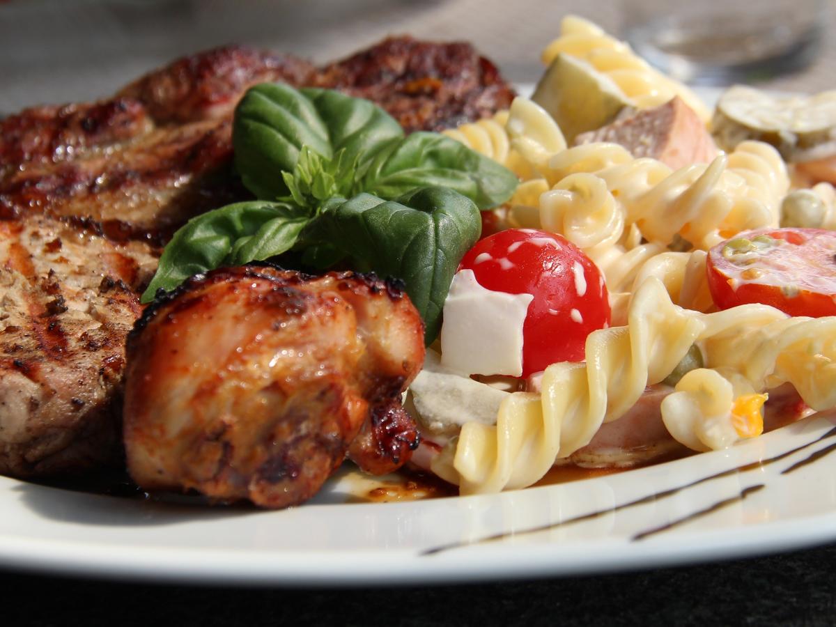 Grillrezepte für Hähnchen und Steaks mit drei Marinaden und Nudelsalat ...