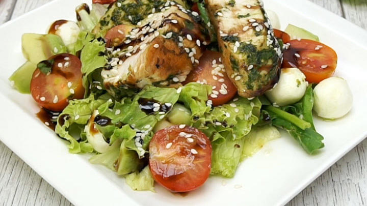 Mozzarella-Salat mit Pesto-Hühnchen