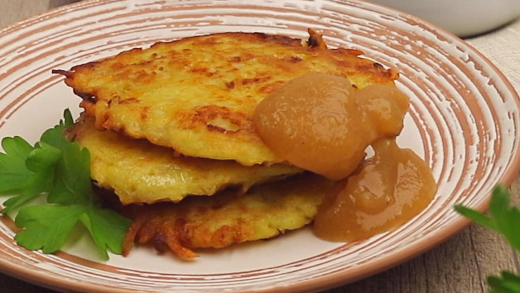 Hausgemachte Kartoffelpuffer mit Apfelmus Hausgemachte Kartoffelpuffer mit Apfelmus