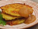 Hausgemachte Kartoffelpuffer mit Apfelmus