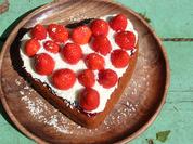 So gelingt der köstliche Erdbeer-Herzkuchen 