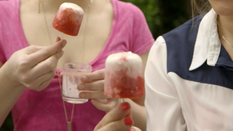 Erdbeer-Eis am Stiel selber machen: So geht's!