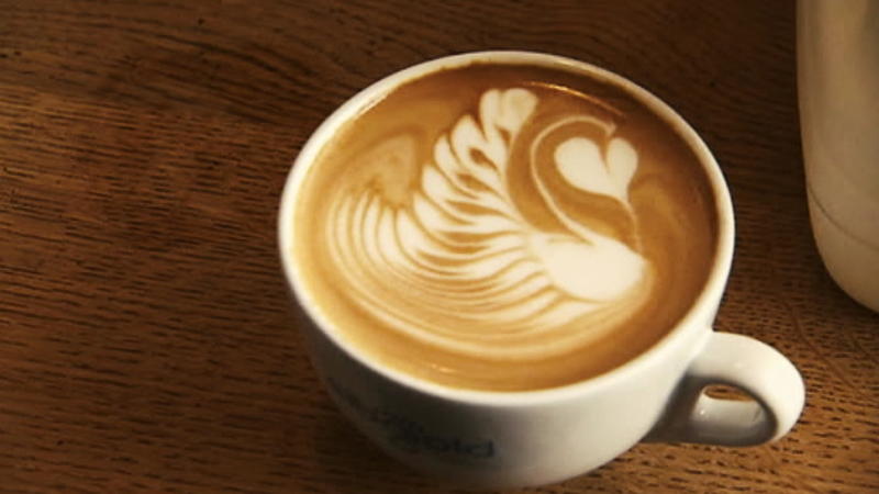 Latte Art: Anleitung für einen Schwan aus Milchschaum auf dem Kaffee ...