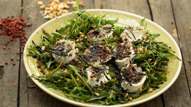 Rucola-Salat mit gratiniertem Ziegenkäse Rucola-Salat mit gratiniertem Ziegenkäse