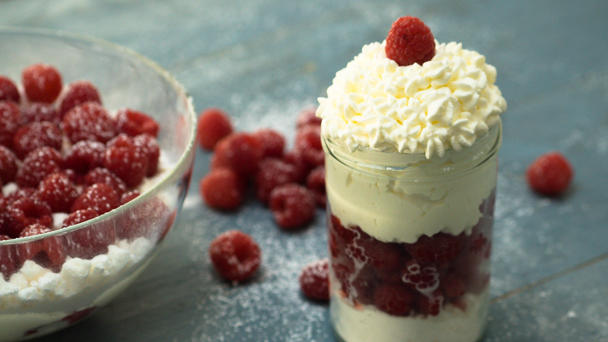 Leckerer Himbeer-Baiser-Nachtisch