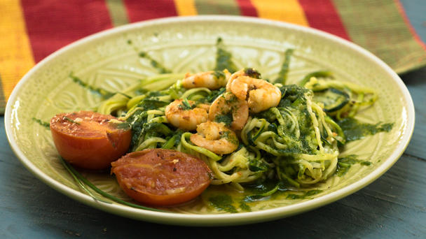 Low carb: Zucchini-Spaghetti mit Garnelen