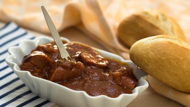 Berliner Currywurst mit Currysauce und Brötchen