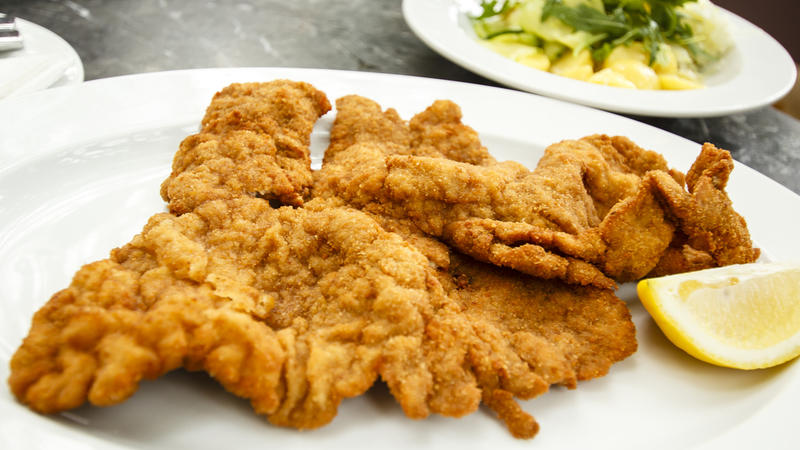 Wiener Schnitzel vom Kalb mit Pellkartoffelsalat Wiener Schnitzel vom Kalb mit Pellkartoffelsalat