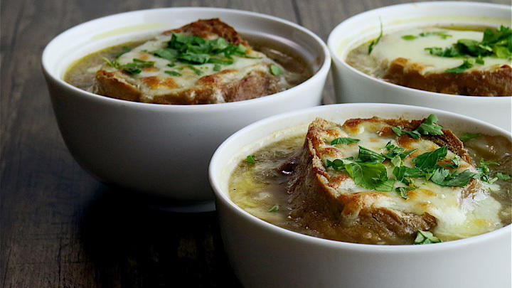 Französische Zwiebelsuppe - Rezept mit Video - kochbar.de