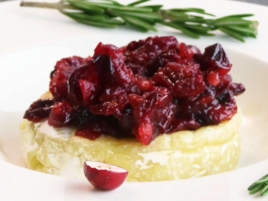 Gebackener Camembert mit Ahornsirup und Cranberries - Rezept mit Video ...