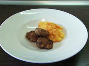 Hackfleischbällchen mit Möhrengemüse