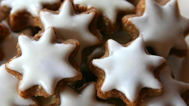 Plรคtzchen backen: Zimtsterne Plรคtzchen backen: Zimtsterne