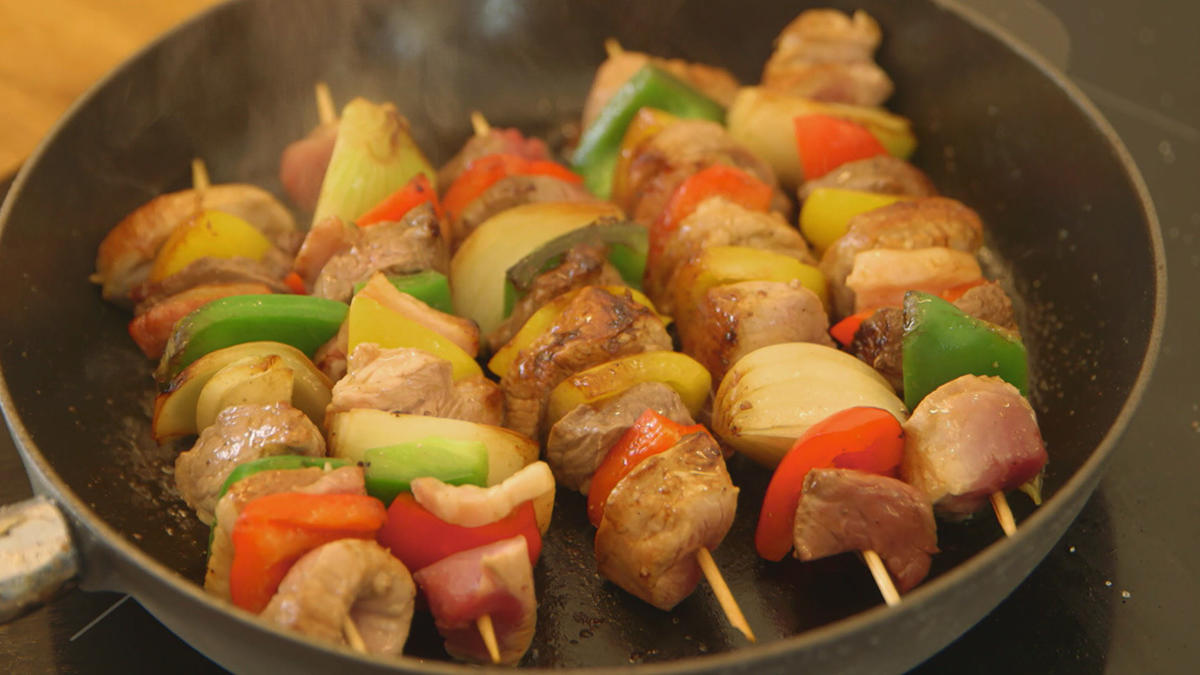 Schaschlik-Spieße mit Tomaten-Paprika-Sauce selber machen