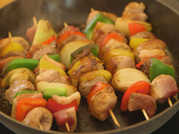 Schaschlik Spieße mit Tomaten Paprika Sauce - einfach - von RTL Punkt ...