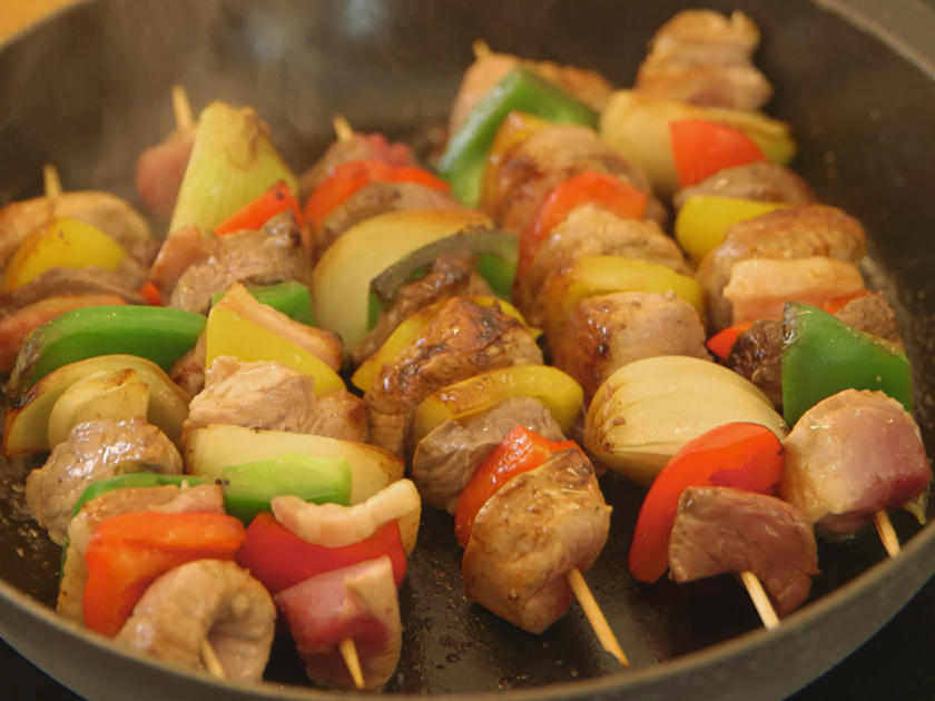 Schaschlik Spieße mit Tomaten Paprika Sauce - einfach - von RTL Punkt ...