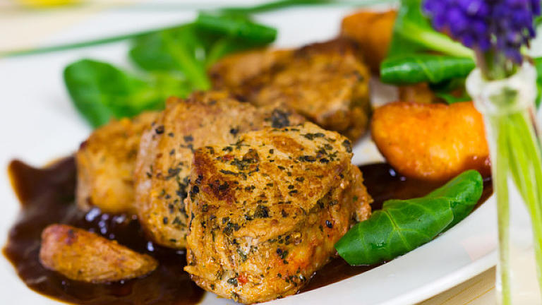 Schweinefilet mit Karotten und Kartoffelstroh 