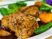 Schweinefilet mit Karotten und Kartoffelstroh 