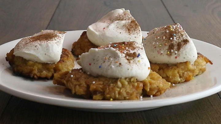 Apfel-Zimt-Reibekuchen mit Sahnekrone