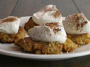Apfel-Zimt-Reibekuchen mit Sahnekrone