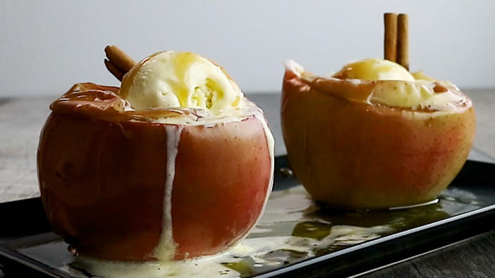 Bratäpfel mit Cranberries und Vanille-Eis