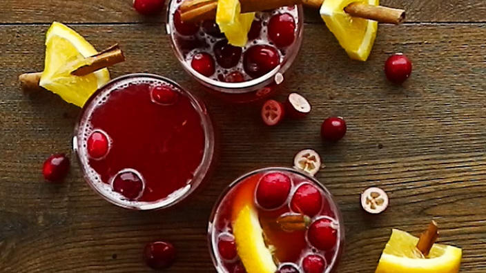 Weihnachtspunsch mit Cranberries und Orange Weihnachtspunsch mit Cranberries und Orange