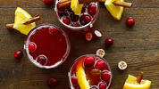 Weihnachtspunsch mit Cranberries und Orange