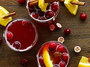 Weihnachtspunsch mit Cranberries und Orange