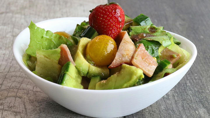 Knackiger Salat mit Avocado und Speck