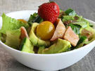 Knackiger Salat mit Avocado und Speck
