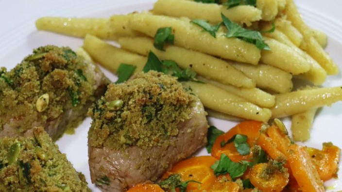 Schweinemedaillons mit Kürbiskernkruste