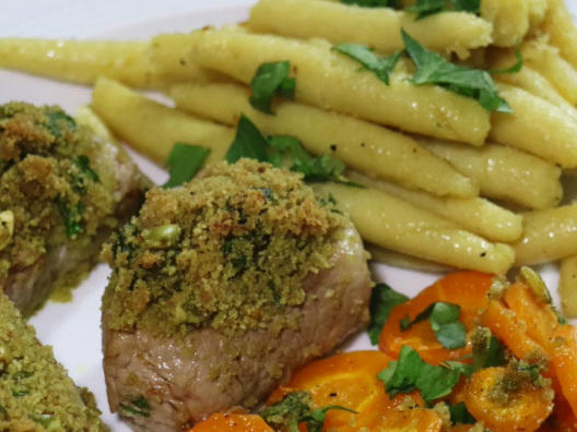Schweinemedaillons mit Kürbiskernkruste und Schupfnudeln - Rezept mit ...