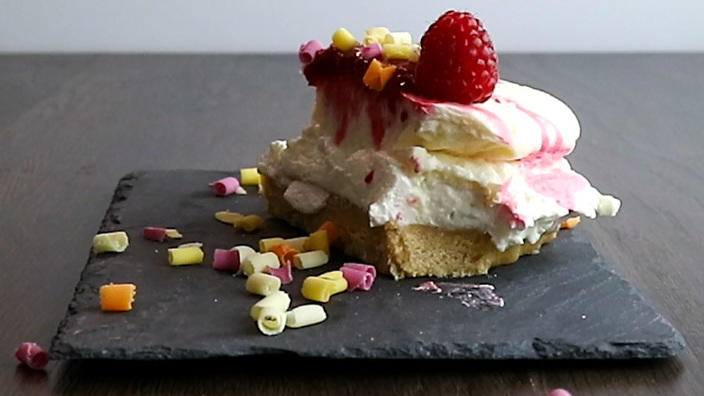 Eistorte mit Himbeeren