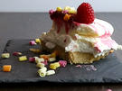 Eistorte mit Himbeeren